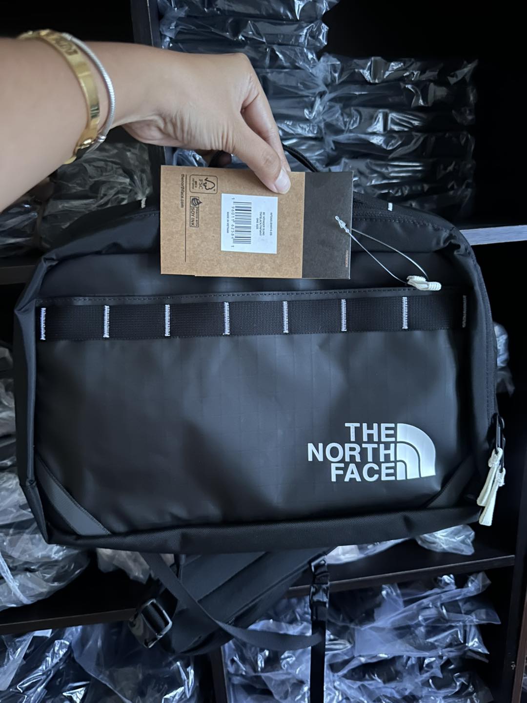 THE NORTH FACE BASE CAMP VOYAGER SLING BAG
